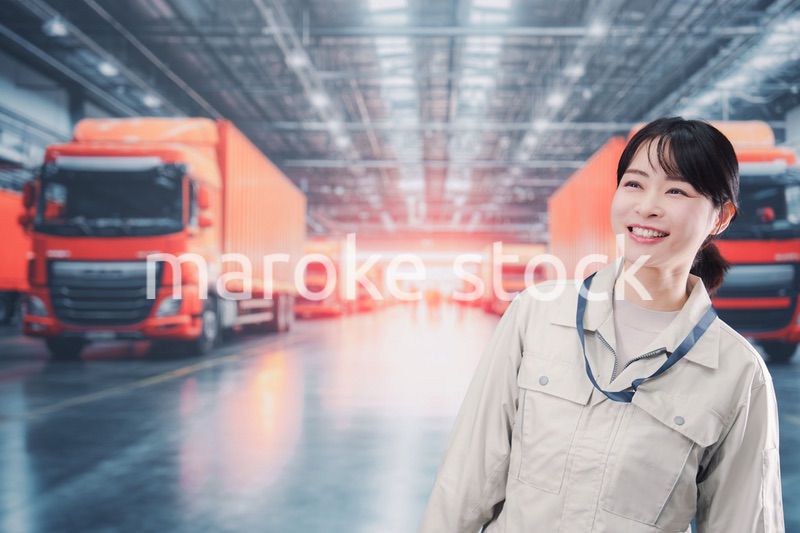 物流業界でトラック運転士をする若い女性