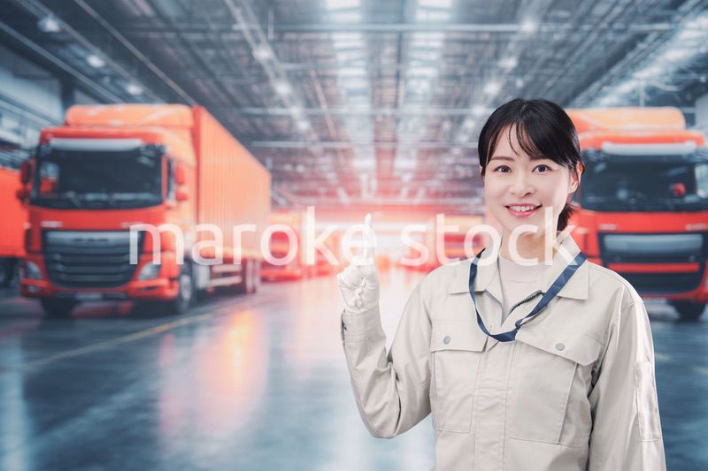 物流業界でトラック運転士をする若い女性