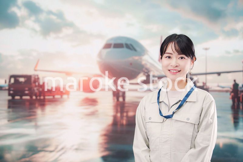 空港で働く作業着姿のエンジニアの女性
