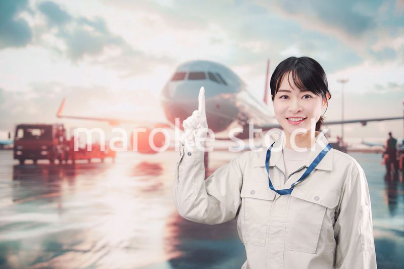 空港で働く作業着姿のエンジニアの女性