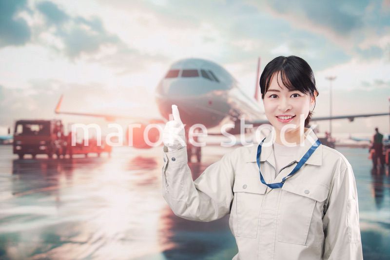 空港で働く作業着姿のエンジニアの女性