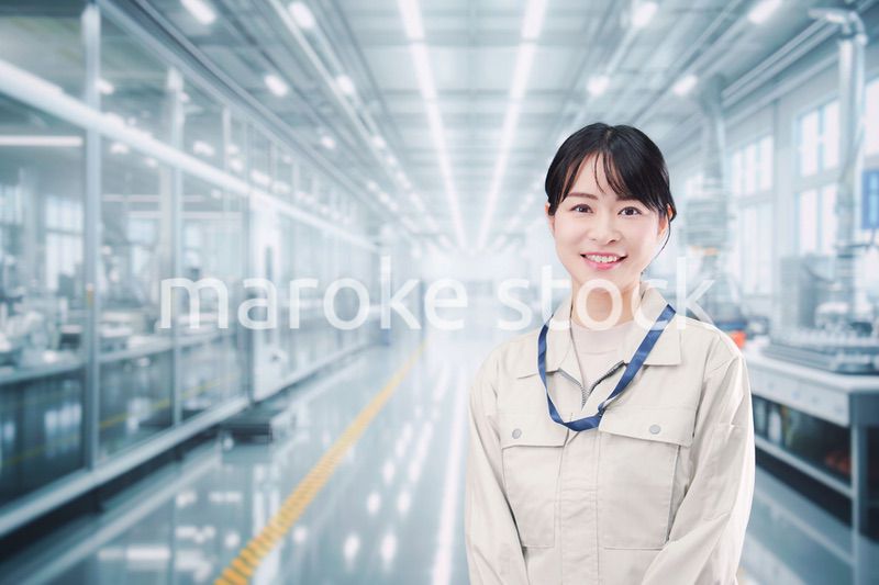 大きな工場で働く笑顔の若い女性