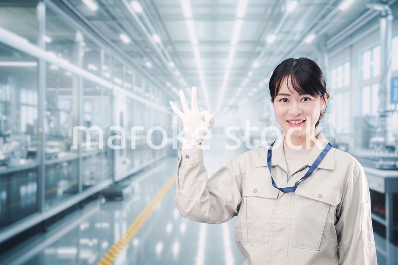 大きな工場で働く笑顔の若い女性
