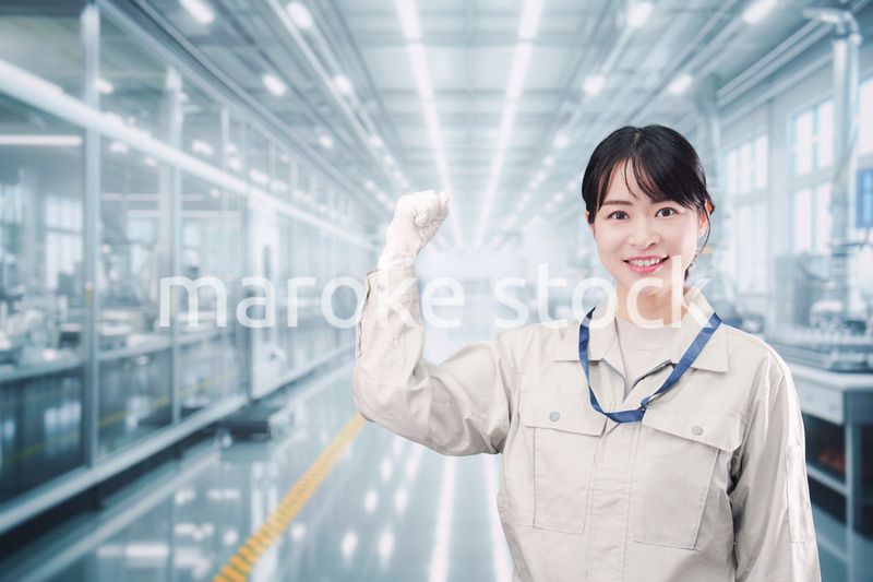 大きな工場で働く笑顔の若い女性