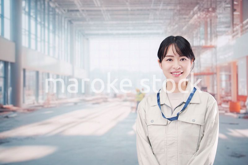建設中のショッピングモールで働く作業員の若い女性