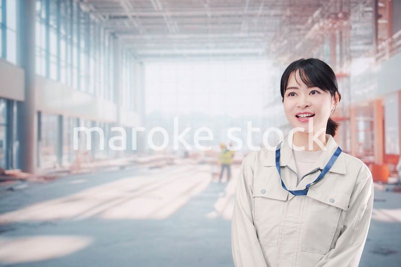 建設中のショッピングモールで働く作業員の若い女性