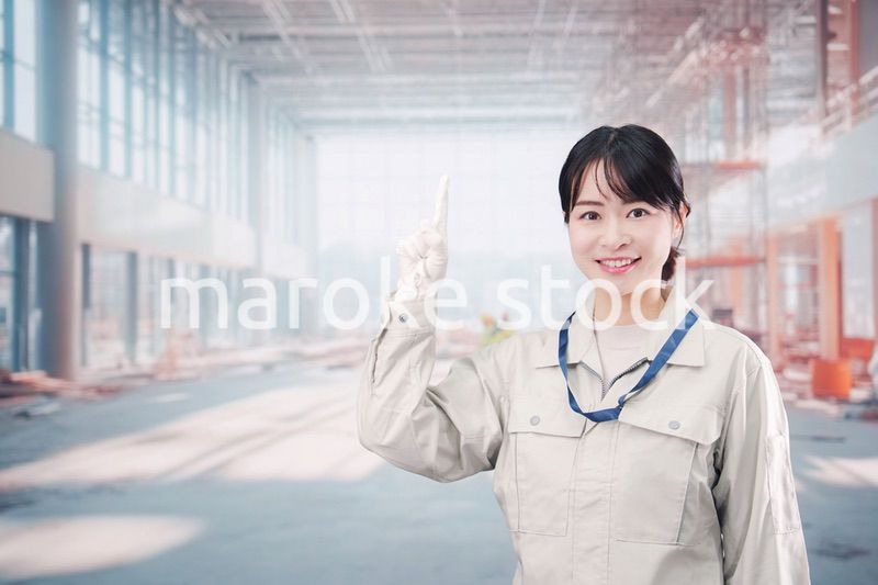 建設中のショッピングモールで働く作業員の若い女性
