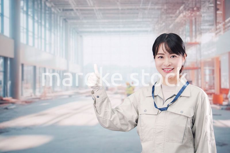 建設中のショッピングモールで働く作業員の若い女性