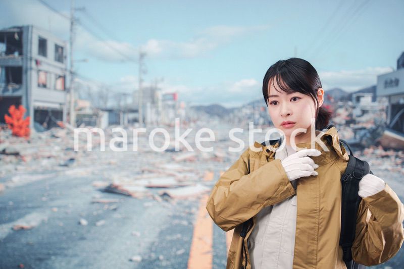 災害で被災し避難をする女性