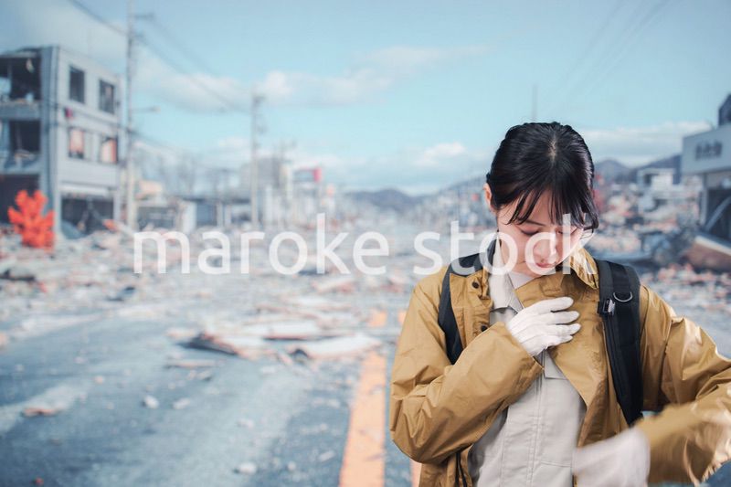 災害で被災し避難をする女性