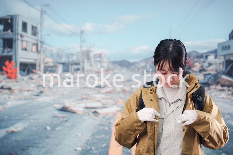 災害で被災し避難をする女性