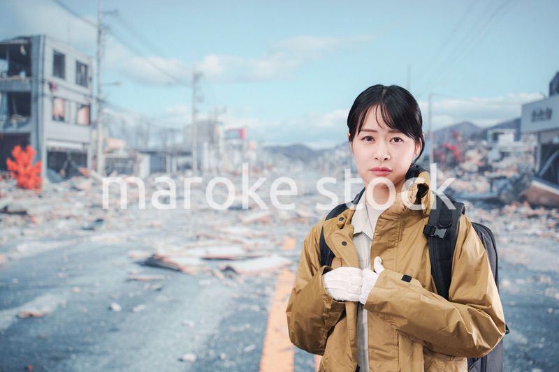 災害で被災し避難をする女性