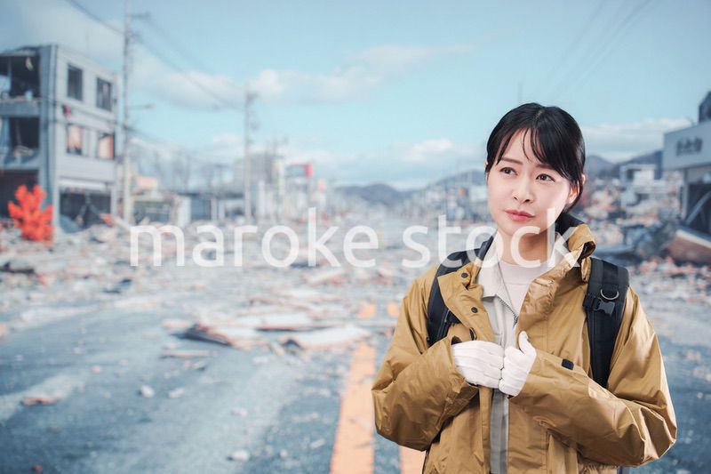 災害で被災し避難をする女性