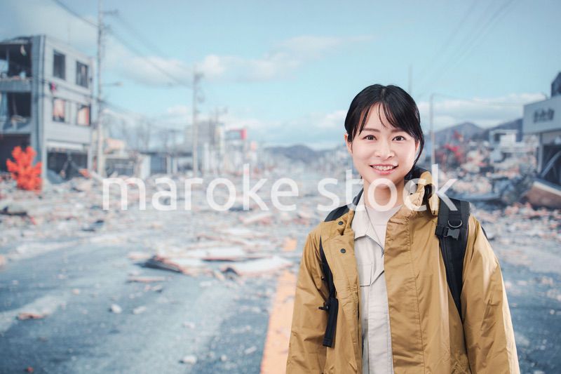 災害で被災し避難をする女性