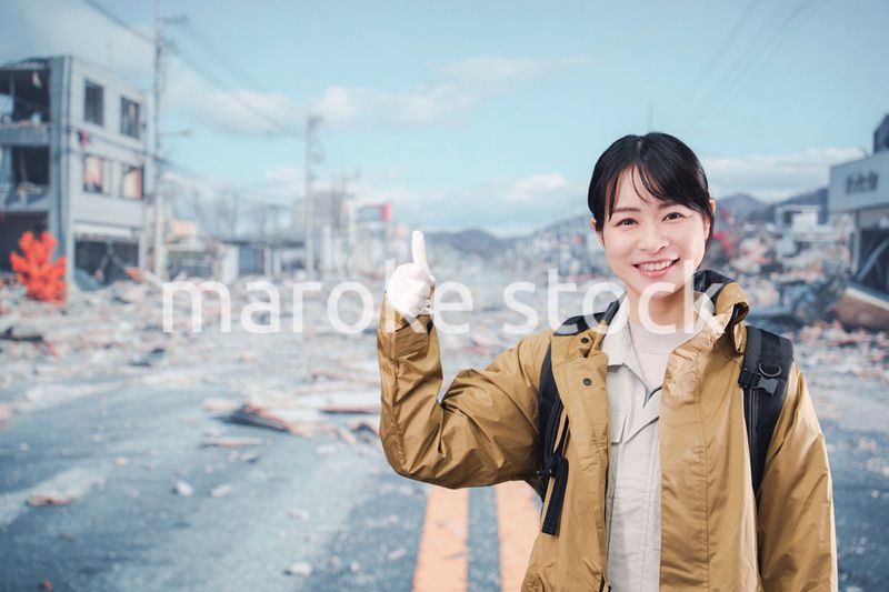 災害で被災し避難をする女性