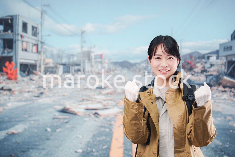 災害で被災し避難をする女性