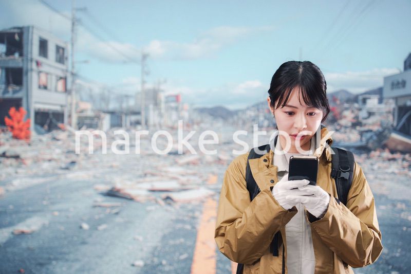 災害で被災し避難をする女性