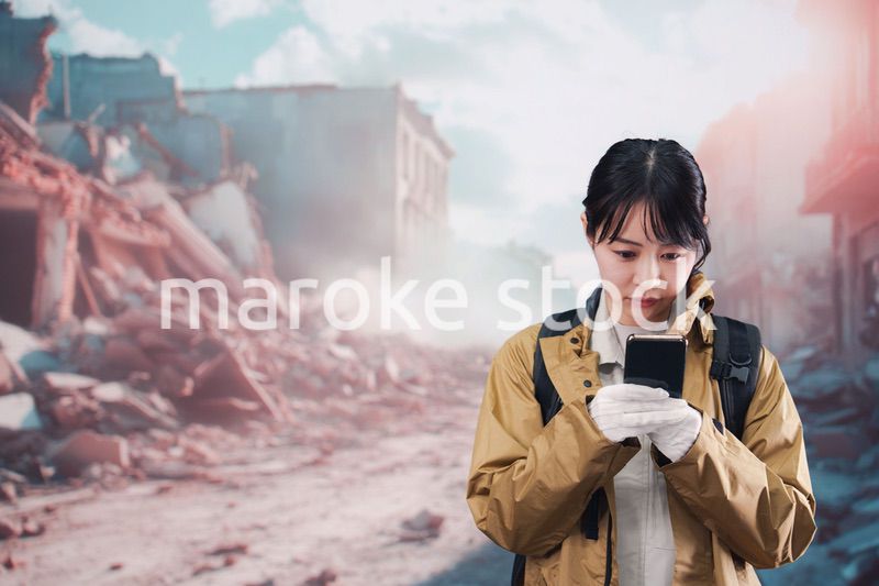 災害で被災し携帯電話が繋がらずに困る女性