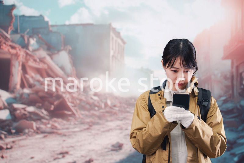 災害で被災し携帯電話が繋がらずに困る女性