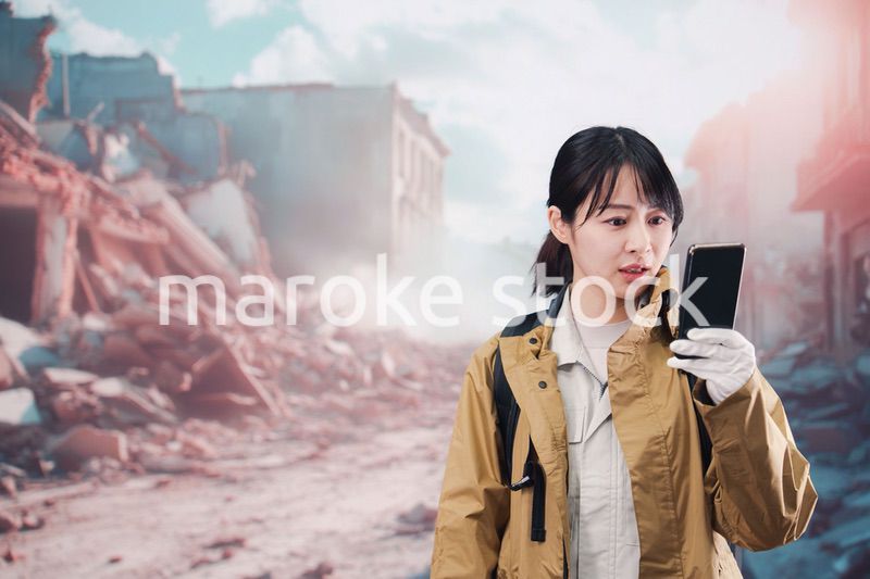 災害で被災し携帯電話が繋がらずに困る女性