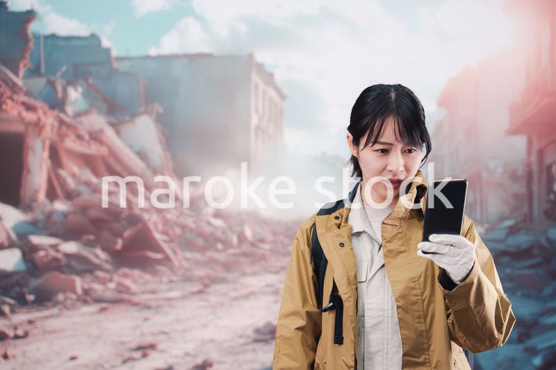 災害で被災し携帯電話が繋がらずに困る女性