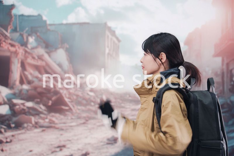 地震で建物が倒壊して逃げる女性