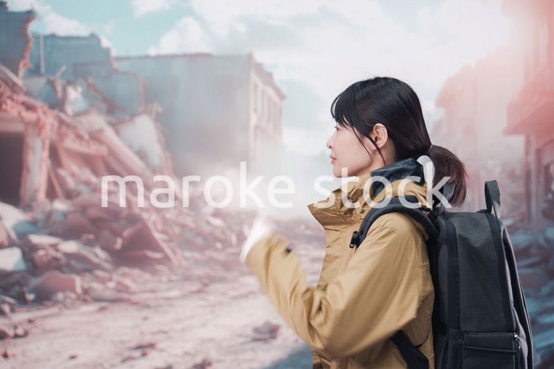 地震で建物が倒壊して逃げる女性