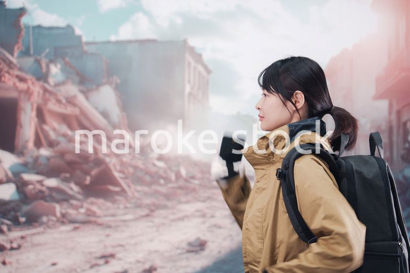 地震で建物が倒壊して逃げる女性