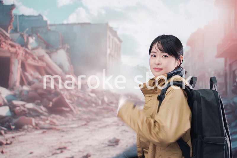 地震で建物が倒壊して逃げる女性