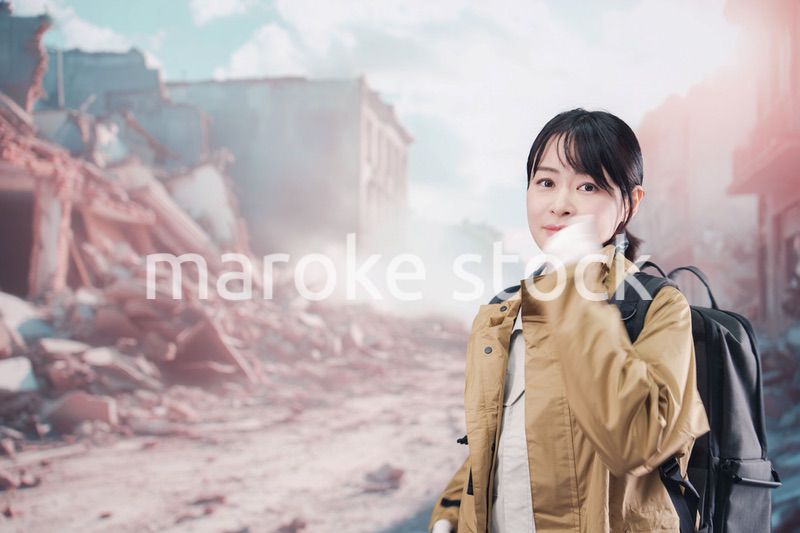 地震で建物が倒壊して逃げる女性