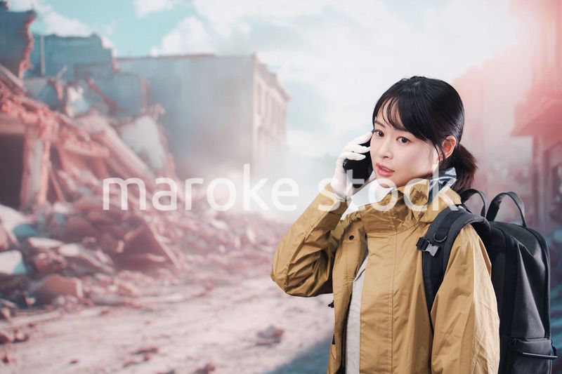 災害で被災し携帯電話が繋がらずに困る女性