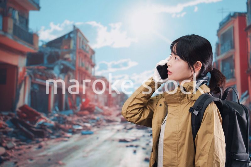 災害で被災し携帯電話が繋がらずに困る女性