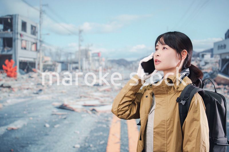 災害で被災し避難をする女性