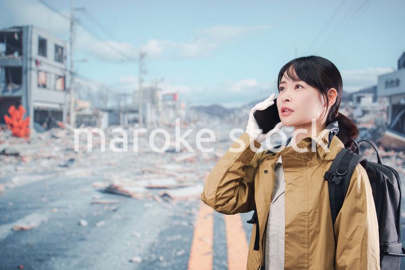 災害で被災し避難をする女性