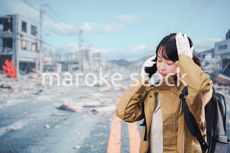 災害で被災し避難をする女性