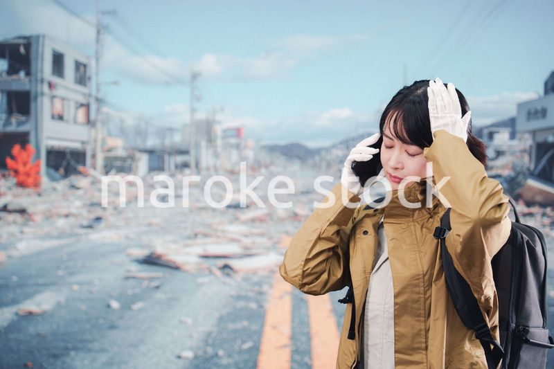 災害で被災し避難をする女性