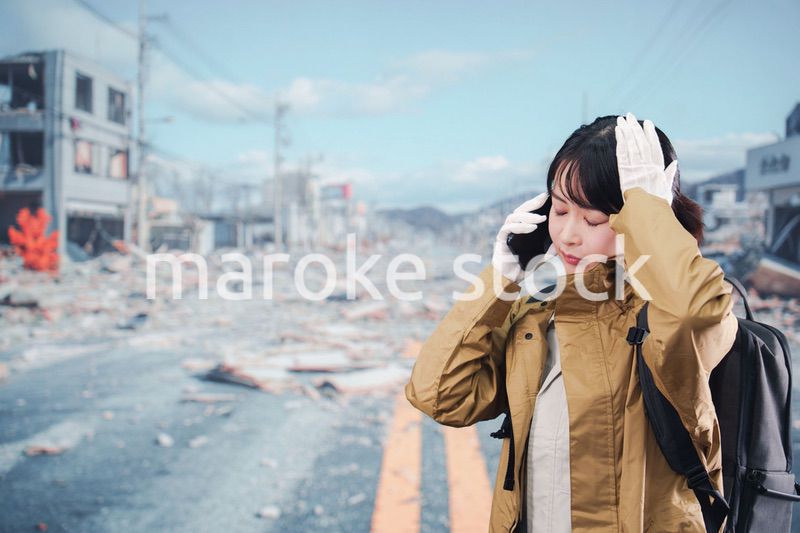 災害で被災し避難をする女性