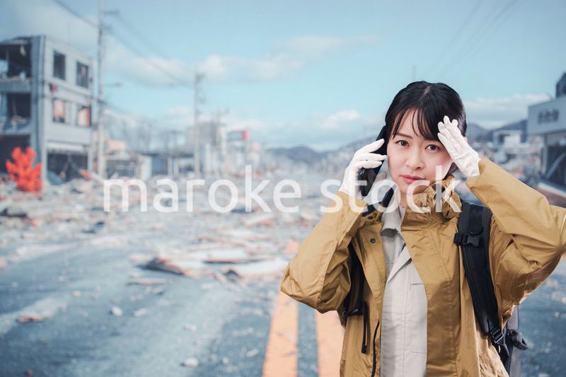 災害で被災し避難をする女性