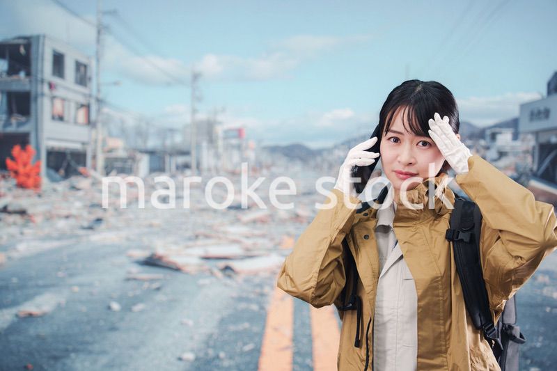 災害で被災し避難をする女性