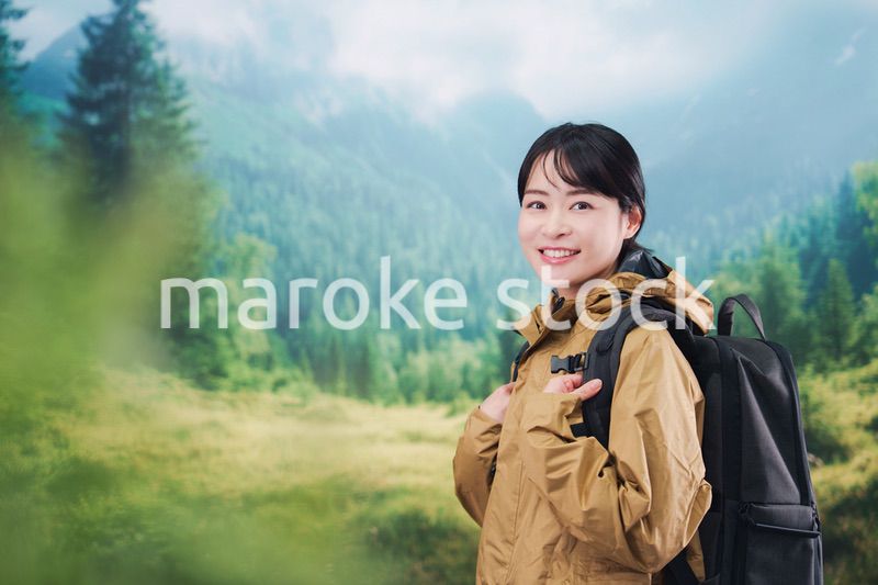 山登りを楽しむ若い女性