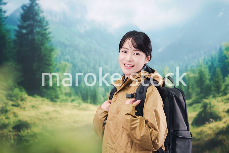 山登りを楽しむ若い女性