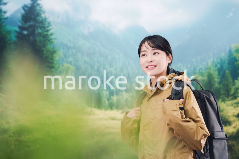 山登りを楽しむ若い女性