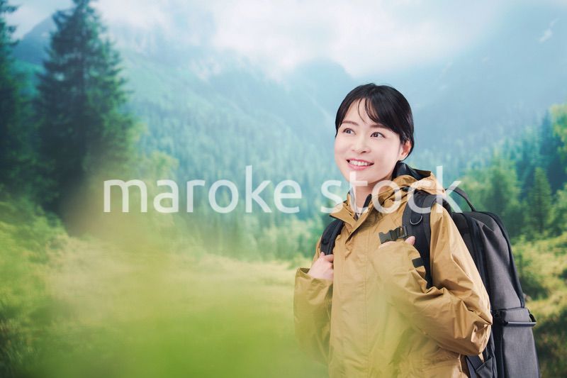 山登りを楽しむ若い女性