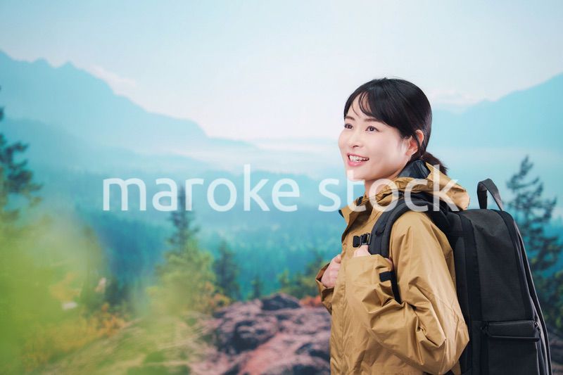 山登りを楽しむ若い女性