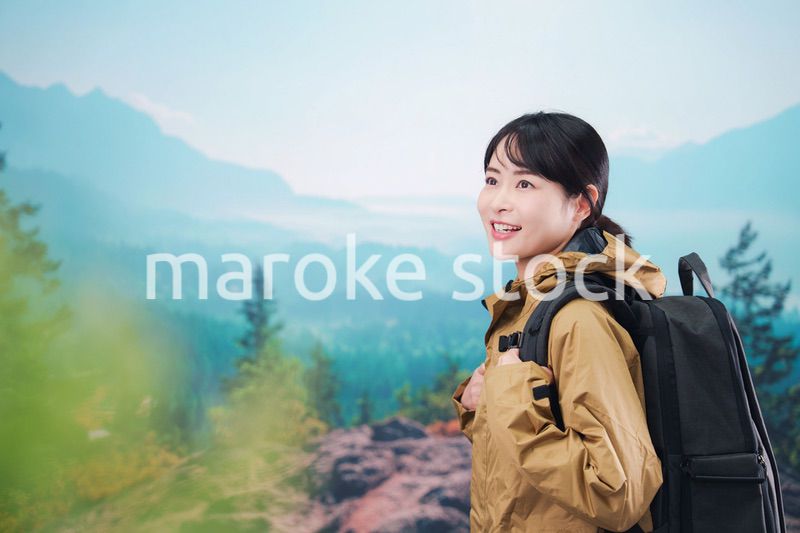 山登りを楽しむ若い女性