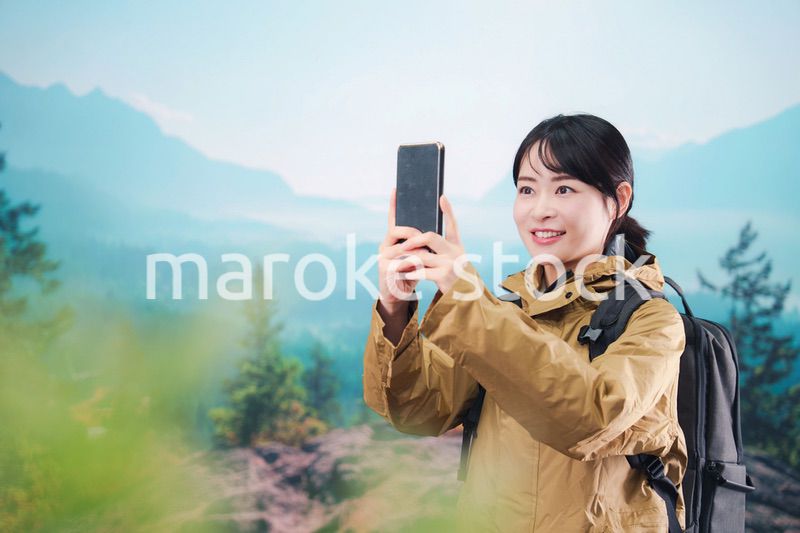 山登りを楽しむ若い女性