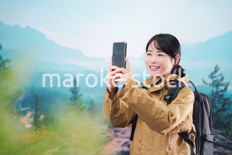 山登りを楽しむ若い女性