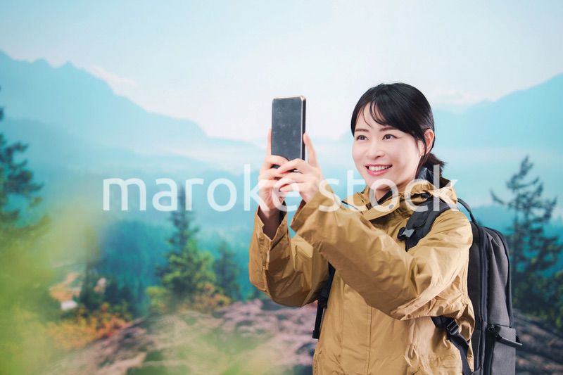 山登りを楽しむ若い女性