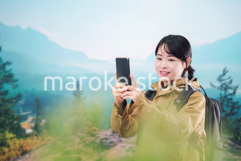 山登りを楽しむ若い女性