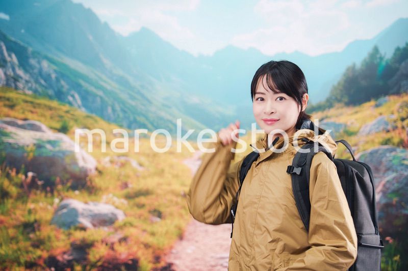 山登りを楽しむ若い女性